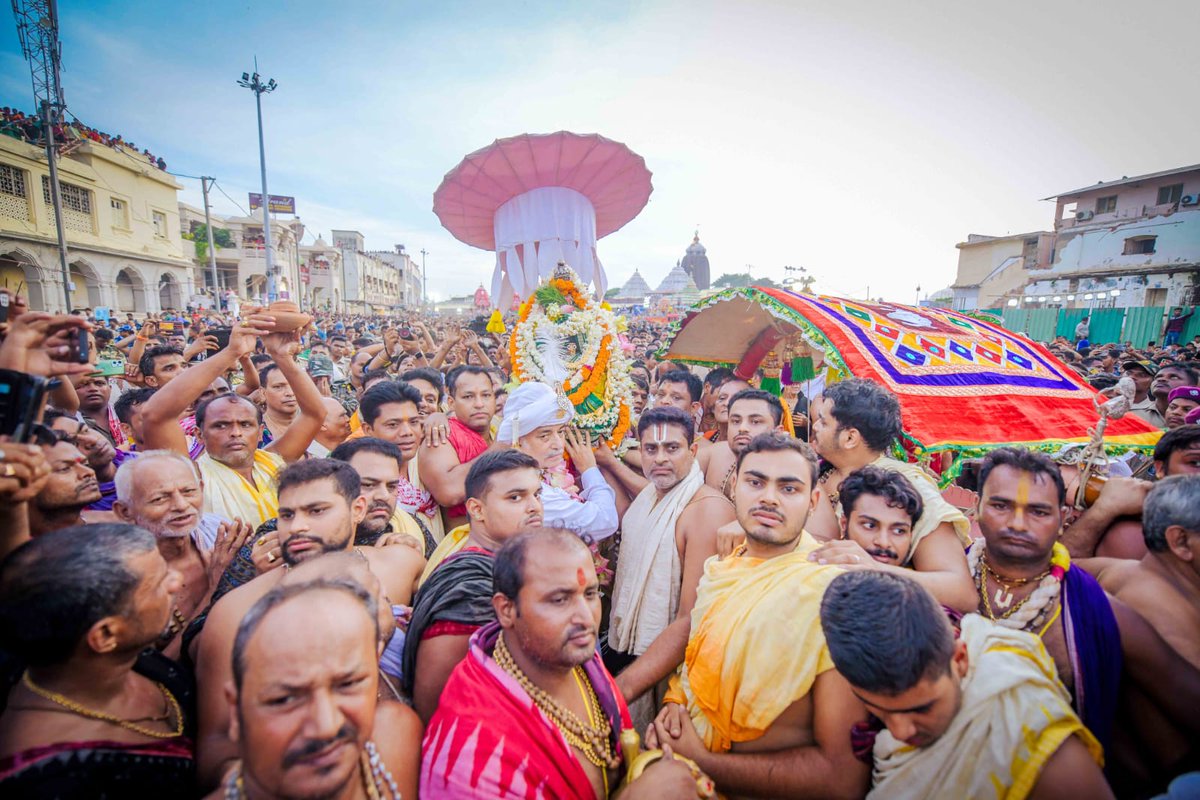 ଗଜପତି ମହାରାଜା ଙ୍କ ଦ୍ୱାରା ଲକ୍ଷ୍ମୀ ନାରାୟଣ ଭେଟ ନୀତି 🙏🏻

<a href="/BBSRBuzz/">Bhubaneswar Buzz</a> <a href="/JagannathaDhaam/">Shree Jagannatha Temple, Puri</a> <a href="/OdiaCulture/">Odia Culture</a> <a href="/odiajagat/">ଓଡ଼ିଆ ଜଗତ</a> <a href="/OdiaCulture/">Odia Culture</a>