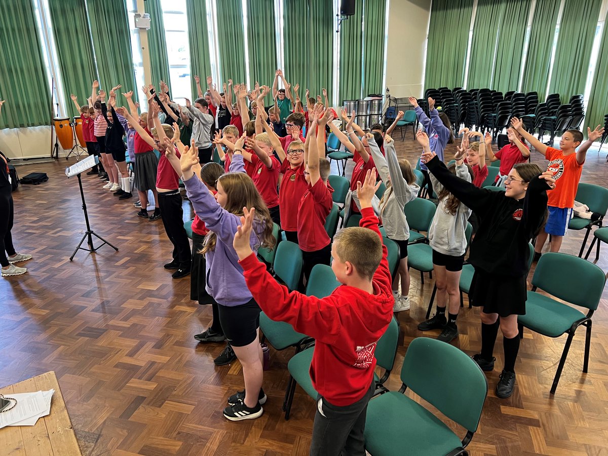 Am dair wythnos gwych yn gweithio gydag ysgolion clwstwr <a href="/YsgolGlanClwyd/">Ysgol Glan Clwyd</a>! 🎶

Edrychwn ymlaen at ddod â phawb at ei gilydd yn ystod y diwrnod trosglwyddo! <a href="/YYllys/">Ysgol Y Llys</a> @YsgolDewiSant <a href="/YsgolTwmorNant/">Ysgol Twm o'r Nant</a> <a href="/YsgTremeirchion/">Ysgol Tremeirchion</a> <a href="/YsgolHenllan/">Ysgol Gymraeg Henllan</a> <a href="/pantpastynog/">Ysgol Pant Pastynog</a> #aloudynydosbarth
