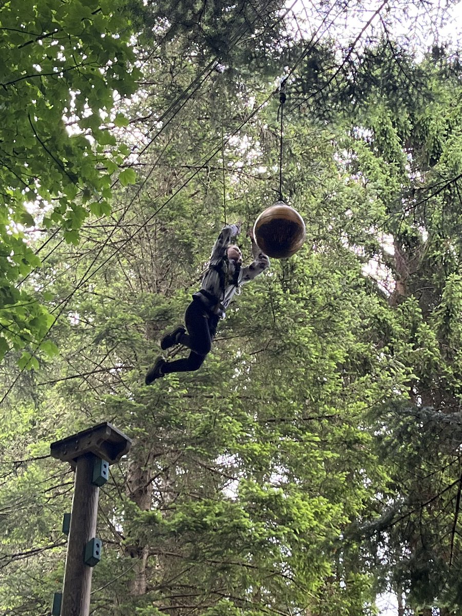 SchoolCrombie's tweet image. Group 2 are now at theTrapeze. #overcomingourfears #wobbly #superhigh #P7 P7schooltrip #30ft
