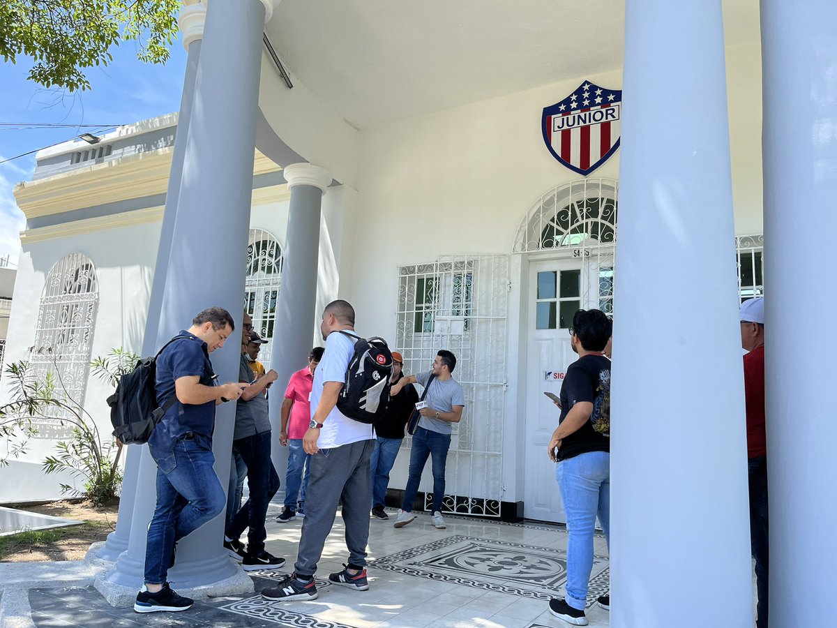 reporterillo's tweet photo. Los periodistas esperan en la puerta de la sede administrativa de @JuniorClubSA la autorización para ingresar a la presentación de dos nuevos jugadores del tiburón.
Como han cambiado los tiempos, antes era diferente, a los periodistas se les facilitaban las cosas, ahora no se... https://t.co/MW1jxWpe0J