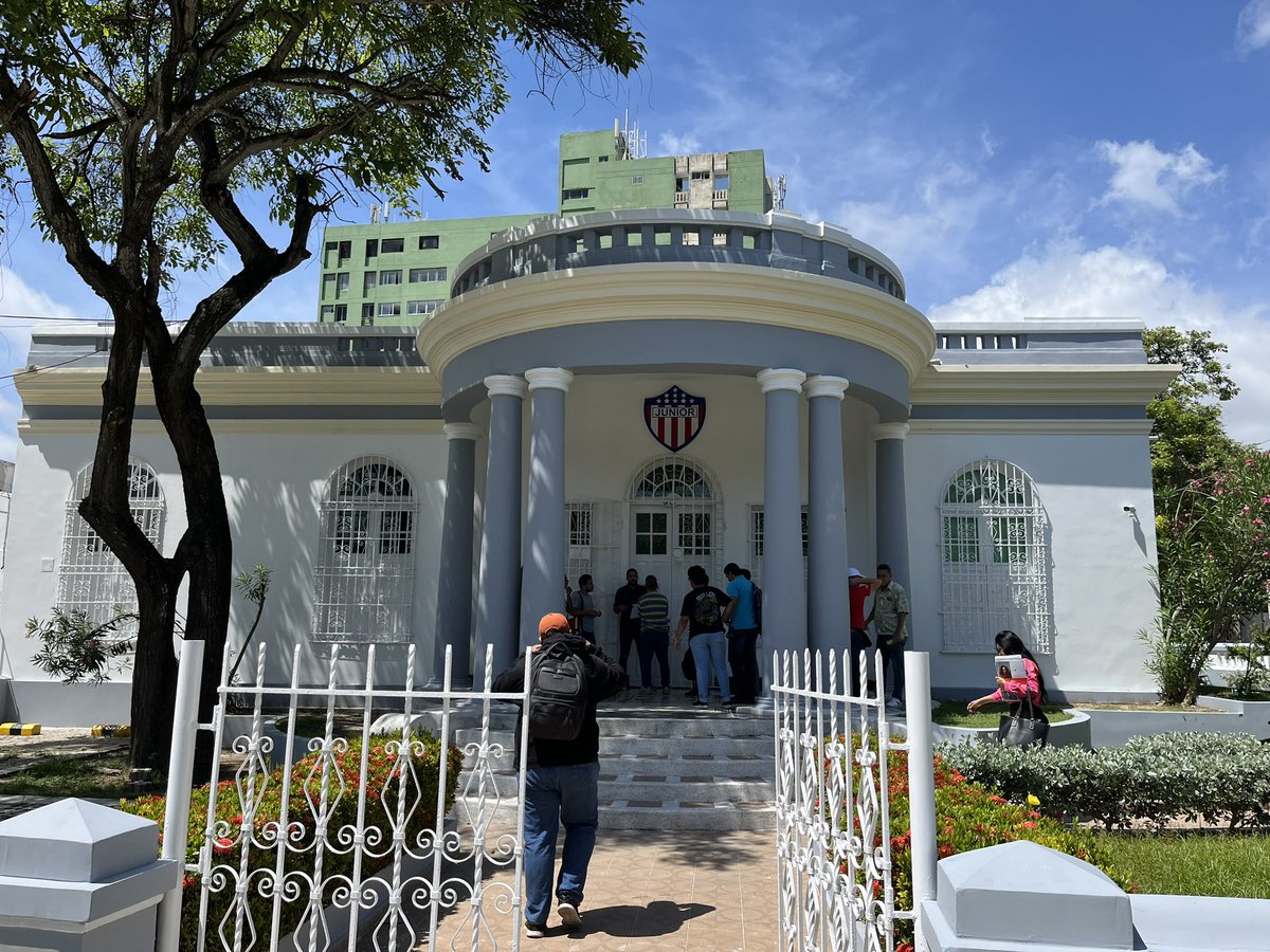 reporterillo's tweet photo. Los periodistas esperan en la puerta de la sede administrativa de @JuniorClubSA la autorización para ingresar a la presentación de dos nuevos jugadores del tiburón.
Como han cambiado los tiempos, antes era diferente, a los periodistas se les facilitaban las cosas, ahora no se... https://t.co/MW1jxWpe0J