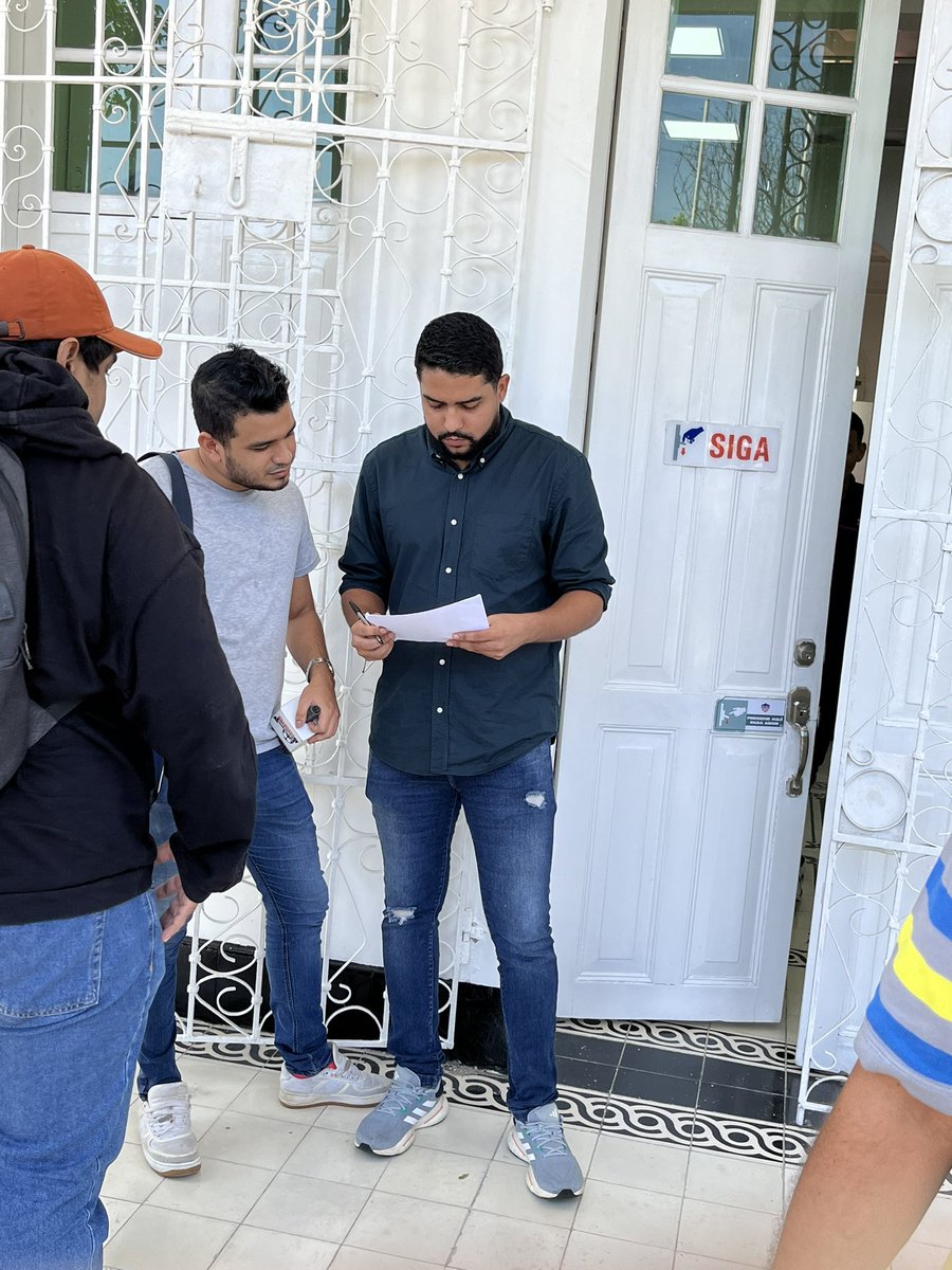 reporterillo's tweet photo. Los periodistas esperan en la puerta de la sede administrativa de @JuniorClubSA la autorización para ingresar a la presentación de dos nuevos jugadores del tiburón.
Como han cambiado los tiempos, antes era diferente, a los periodistas se les facilitaban las cosas, ahora no se... https://t.co/MW1jxWpe0J