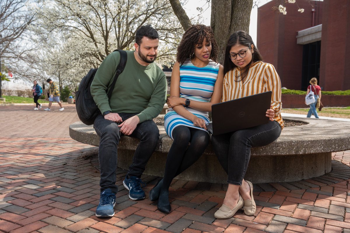 Good News! Free one-on-one English tutoring sessions this summer are open to SIUE's international students till August 4.
Walk-ins are welcome on Thursdays from 2-3pm in Peck Hall room 2310. Schedule in-person/ virtual meetings at englishpathway@siue.edu