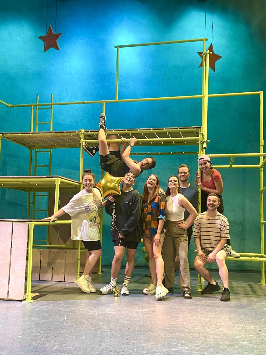 Happy 200 shows to team Zog! 🎈🔥

ZogLive.com