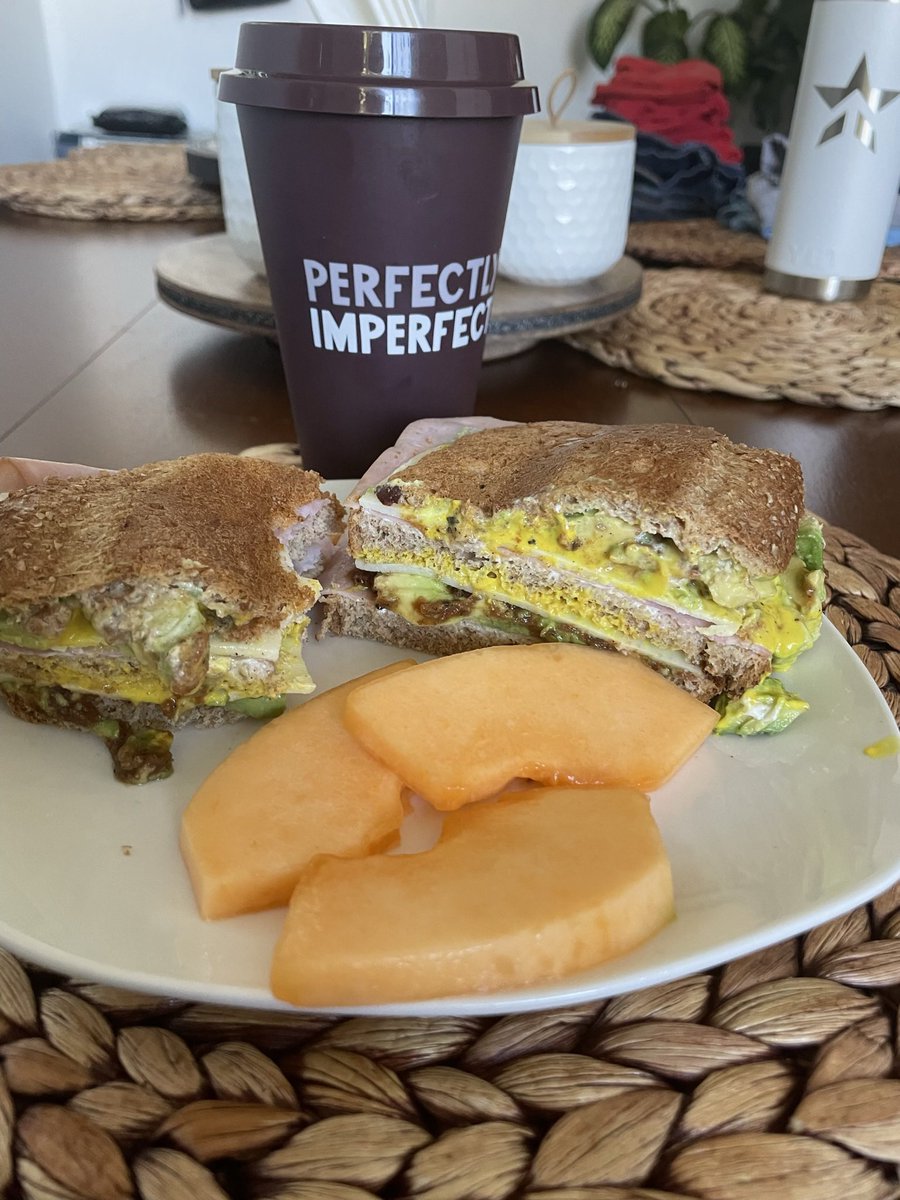 miguelisidro's tweet image. #PoderosoyQué te trae los #DesayunosPoderosos: Sandwich de jamón de pavo, huevo, queso provolone, espinacas y lechuga con mayonesa y mostaza. Rebanadas de melón.
Café!! Saludos Niñx!!