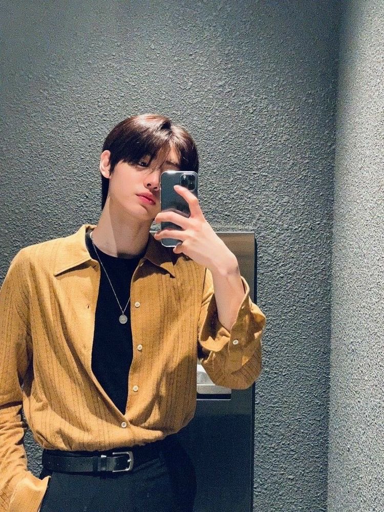 hourly_sh's tweet photo. these sunghoon’s mirror selca https://t.co/4XT0ZUCxdZ