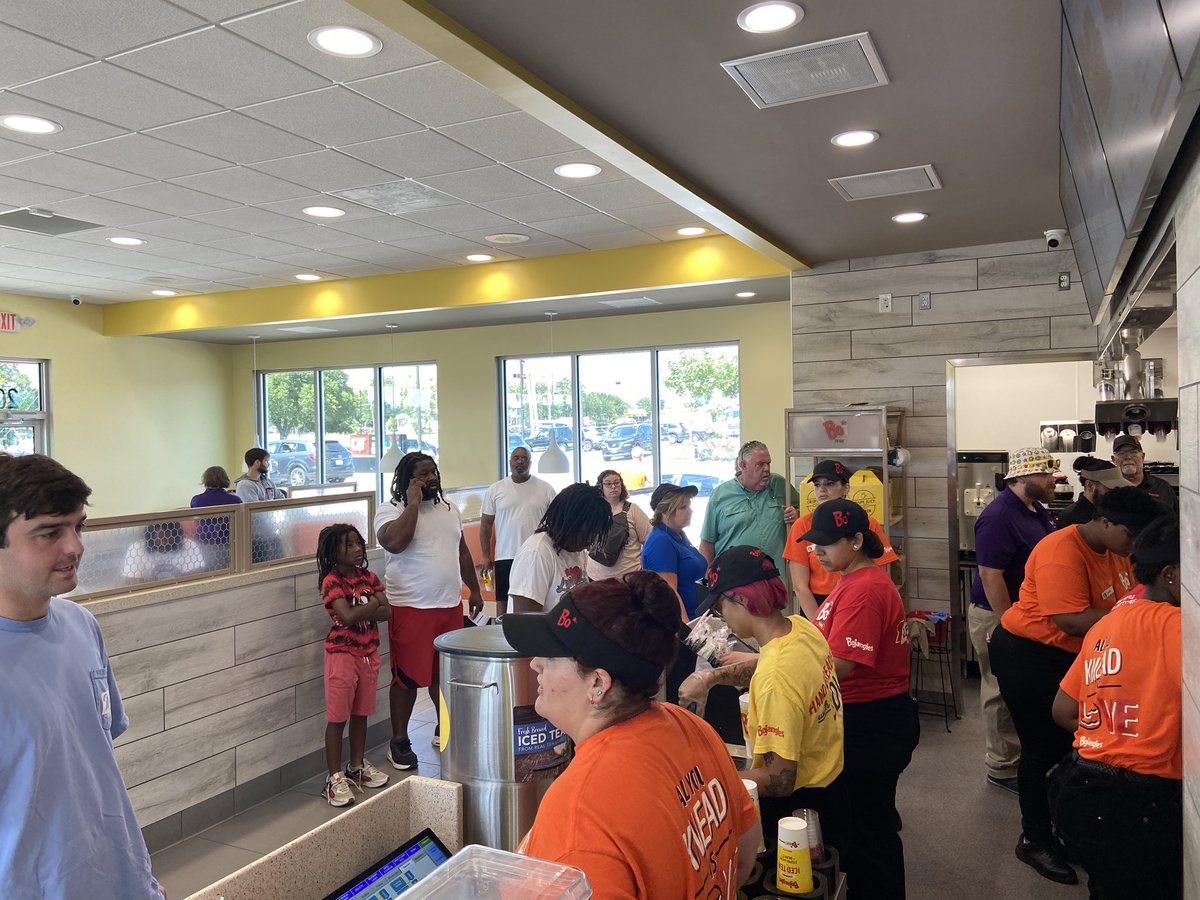 joshgardner29's tweet photo. @Bojangles opened in Euless, TX yesterday. What a scene it was!!! https://t.co/MptmG8nhUk