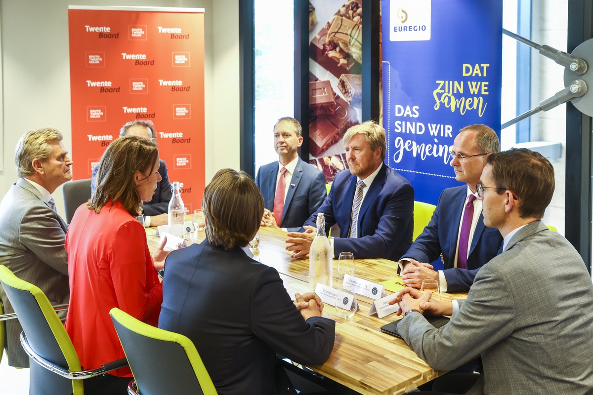 koninklijkhuis's tweet photo. De Koning brengt samen met minister Bruins Slot van Binnenlandse Zaken en Koninkrijksrelaties een bezoek aan de regio Twente, dat in het teken staat van de Regio Deal Twente, grensoverschrijdende samenwerking met Duitsland en weerbaar bestuur.

https://t.co/PYiWX7skjR https://t.co/pvHcJTUxU4
