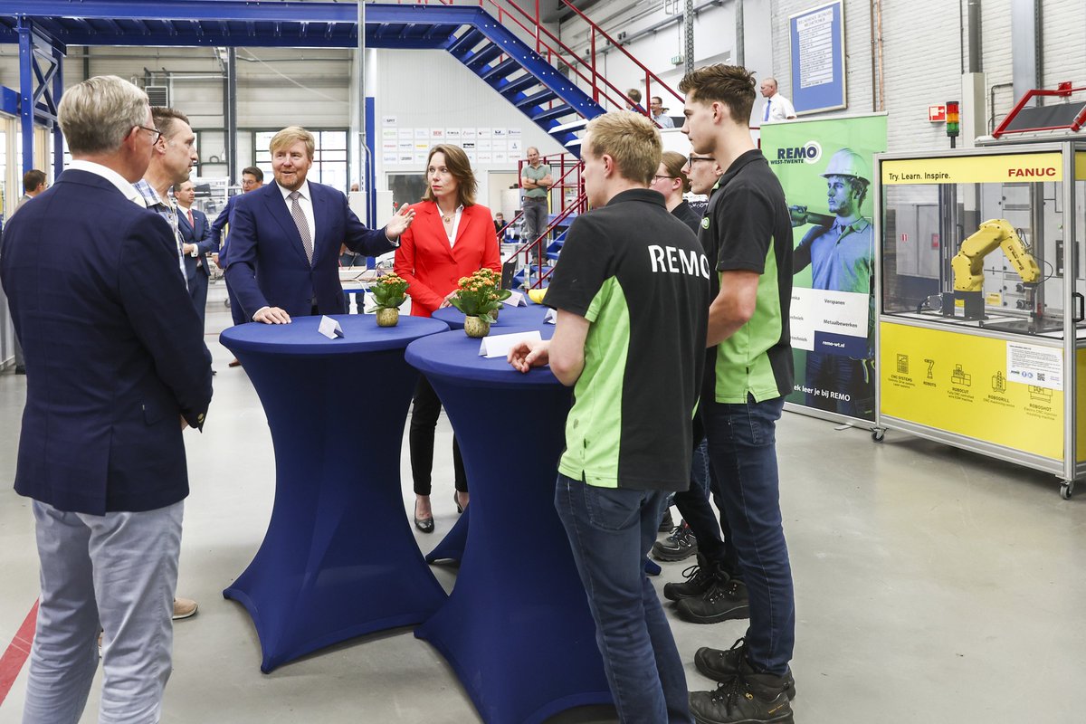 koninklijkhuis's tweet photo. De Koning brengt samen met minister Bruins Slot van Binnenlandse Zaken en Koninkrijksrelaties een bezoek aan de regio Twente, dat in het teken staat van de Regio Deal Twente, grensoverschrijdende samenwerking met Duitsland en weerbaar bestuur.

https://t.co/PYiWX7skjR https://t.co/pvHcJTUxU4