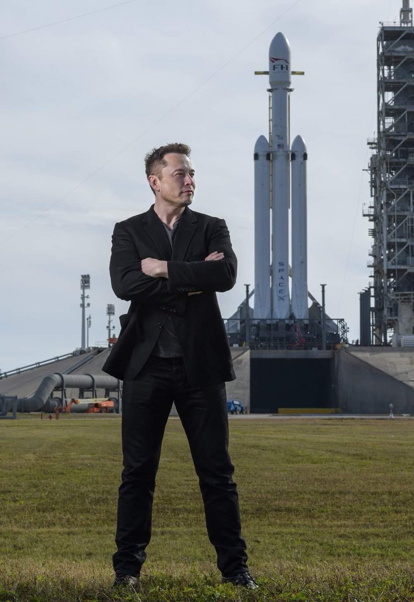 💫| El viaje de Elon Musk:

51 años: compra Twitter.
45 años: crea Boring Co
45 años: crea Neuralink
44 años: crea OpenAI
32 años: crea Tesla
30 años: crea SpaceX
28 años: crea X (ahora PayPal)
24 años: crea Zip2 (vendida a Compaq)
19 años: vende PCs en un dormitorio