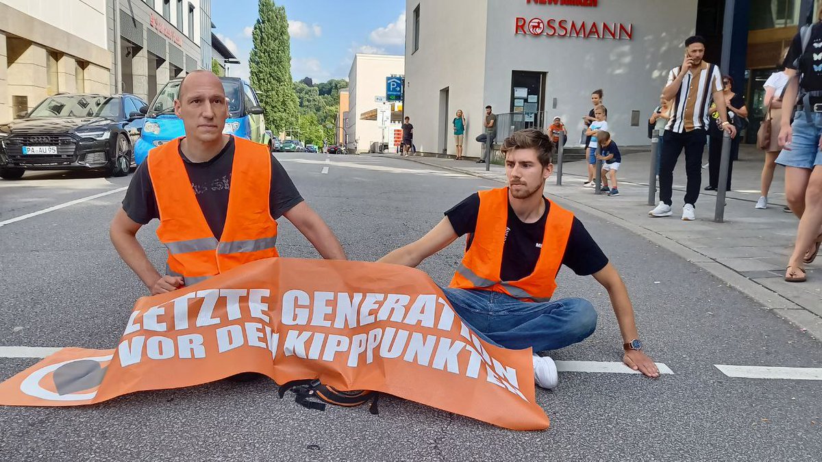 ‼️ 1 x Klima-Protest = 50.000€

Micha und Wolfgang waren beide schon in Präventivhaft, um von ihrem Protest abgehalten zu werden.

Jetzt wird eine neue Strategie versucht: 
50.000 € sollen sie zahlen, wenn sie erneut in Passau auf die Straße gehen. 

Nun, hier sind sie!