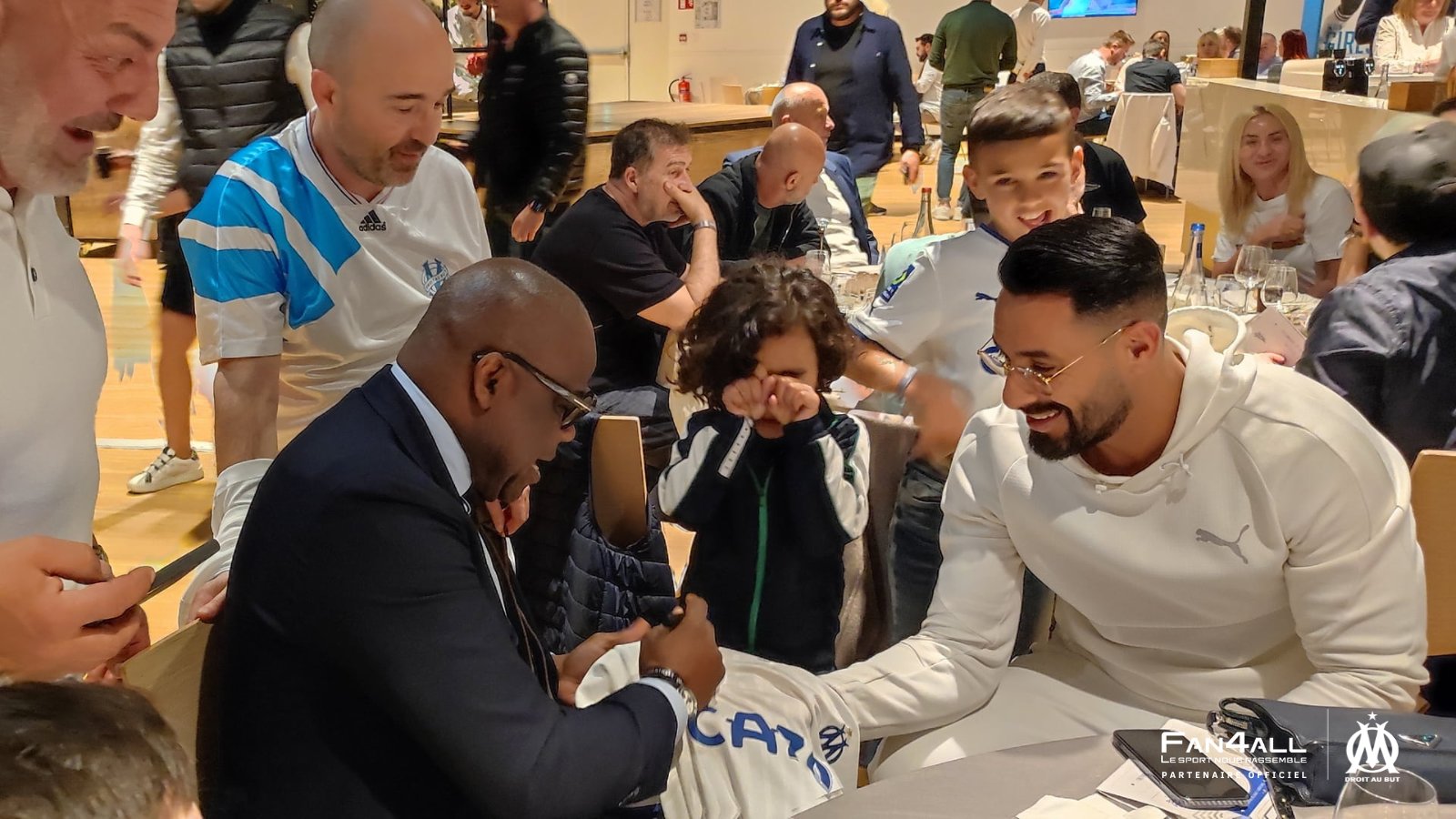 Olympique de Marseille on X: Quelle année avec @fan4allofficiel ! 🔥  Visite au Centre RLD, port du drapeau OM en avant-match, rencontres avec  les légendes du club et immersion dans les coulisses