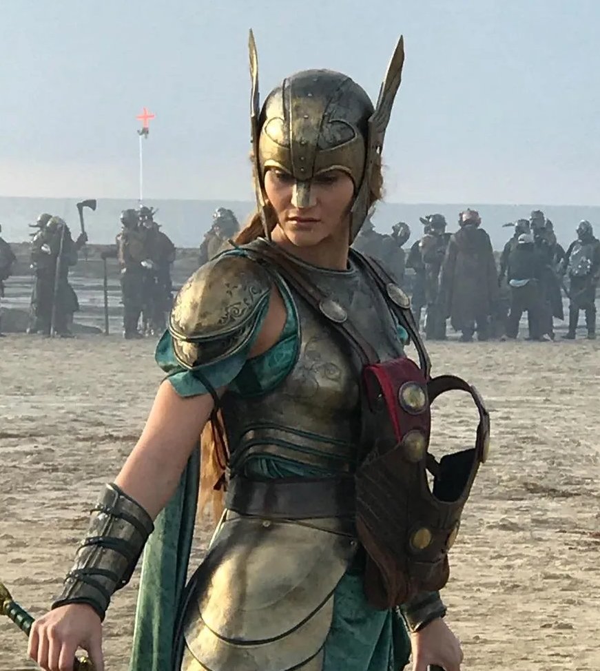 RT @PrettiestThor: love the fact that Thor's helm is almost identical to his mum's https://t.co/GNeiDdzEvY