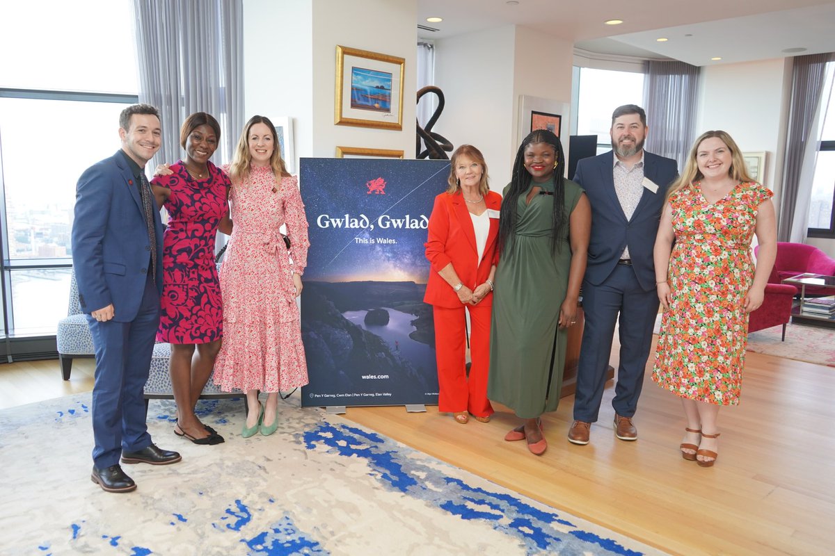 WalesinNA's tweet photo. We celebrated the end of the #SummerFancyFoodShow hosting a “Taste of Wales” event with @UKinNewYork and @FoodDrinkWales 😋🏴󠁧󠁢󠁷󠁬󠁳󠁿🗽

Featured Welsh companies included:
🥃 @PenderynWhisky 
🧀 @snowdoniacheese 
🍯 @hilltop_honey 
🍸 @DyfiDistillery 
🍓 @WelshLadyJams
🧂 @Halen_Mon https://t.co/8PUB8YRZDO