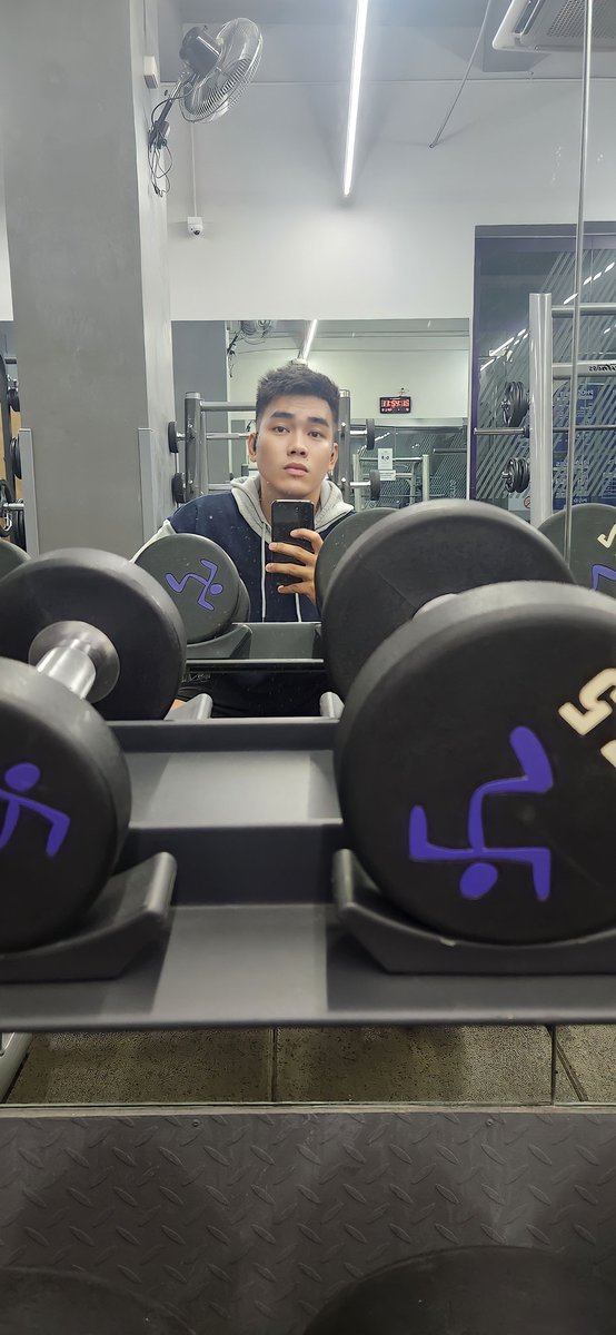 KitVizcarraaaa's tweet photo. Time check 11:55 PM kailangan na mag mirror shot 😂 https://t.co/LyXR6tNOpt