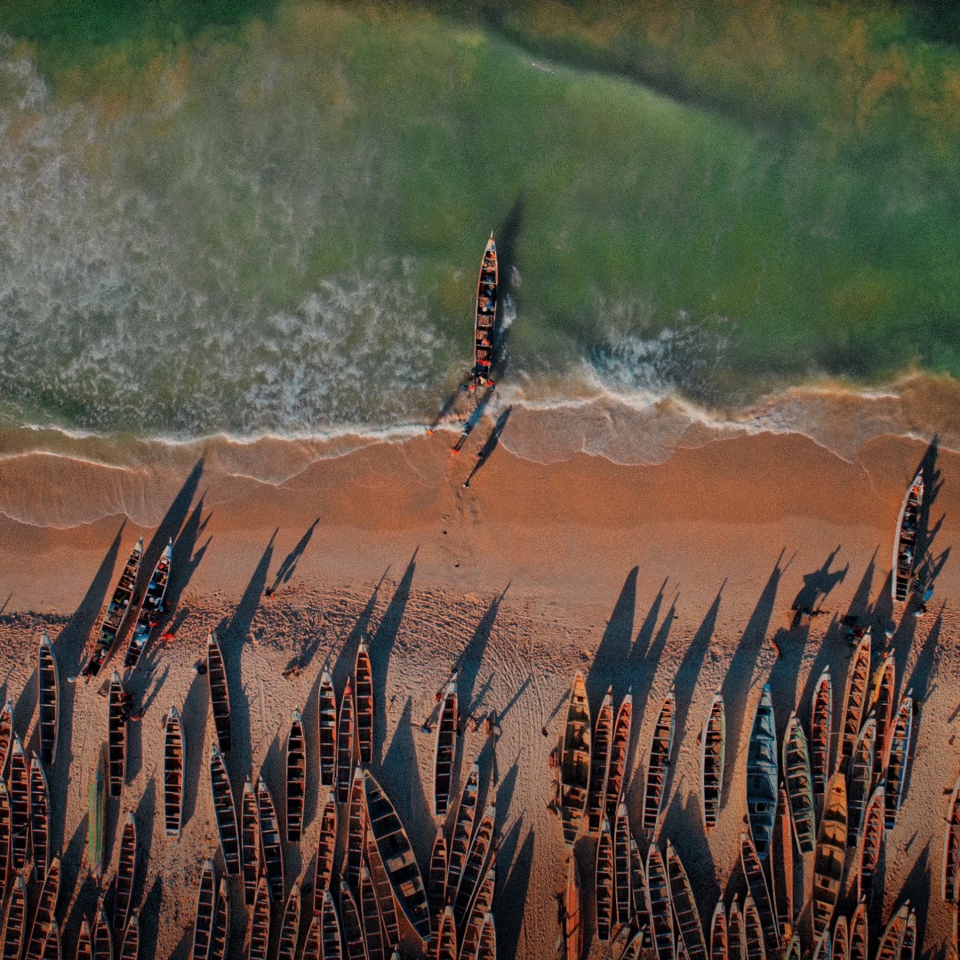 Prior to our trip, all we knew about this mesmerizing country was its vast desert. However, our research unveiled astonishing surprises awaiting us: hidden villages nestled within the dunes, ancient libraries brimming with knowledge, and the fabled longest train in the world.