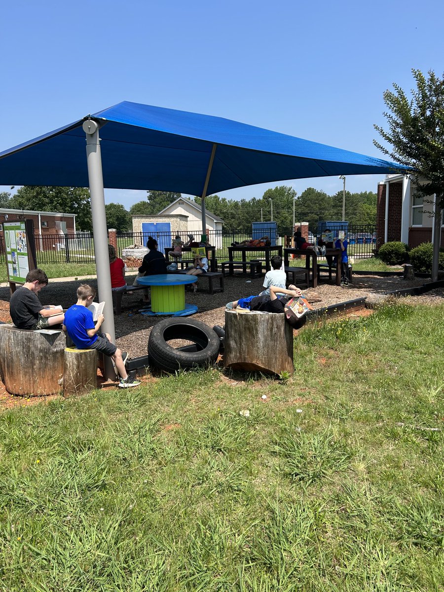 Our ⁦summer reading camp friends are taking advantage of the outdoor classroom @WesternUnionES⁩
#Literacy4U #TeamUCPS ⁦@AGHoulihan⁩ ⁦@SusanRodgersS4⁩ ⁦@blaise05⁩ ⁦@APJaredGatewood⁩