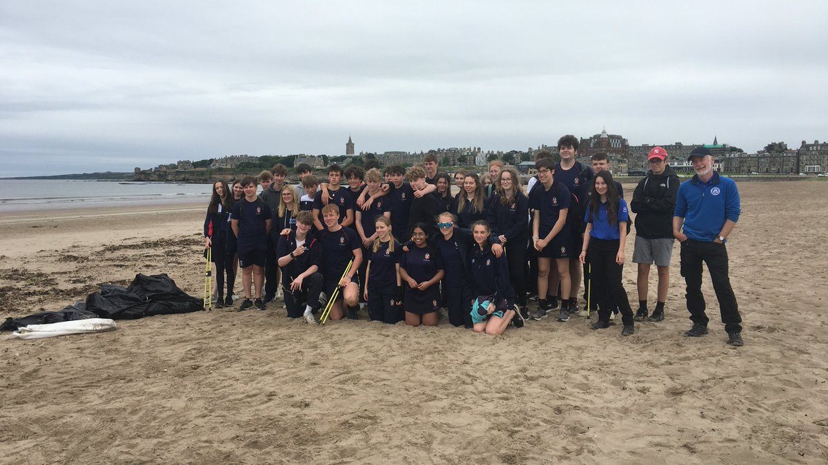 Another great morning, this time with pupils from St Leonards on West Sands, learning about dune restoration and helping out with a litter pick on the beach. 
@StLeonards_Head #WestSandsRangers #StAndrews