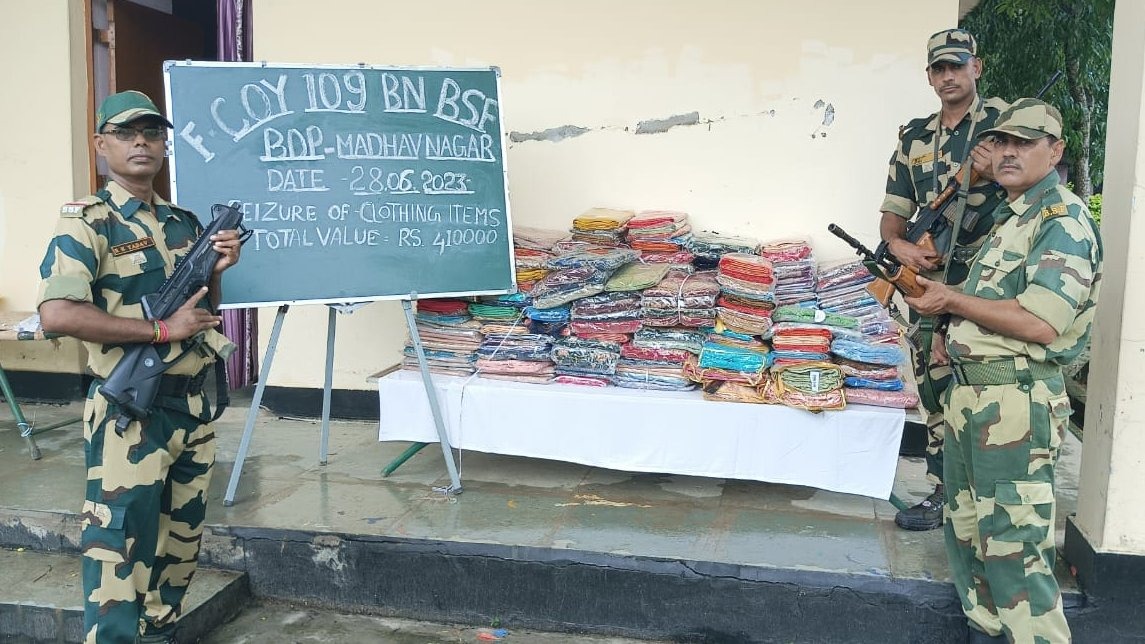 BSF_Tripura's tweet photo. As part of continuous endeavour to keep the #IndiaBangladesh international border crime-free, vigilant troops of #BSF #Tripura  seized 35.3 kgs Ganja, 337 btls Phensedyl syrup &amp; other contraband items worth ₹ 17,71,100/-&amp; 1320/- BD Taka.

#FirstLineOfDefence 
#GuardiansOfBorder https://t.co/7wL90MkTTq