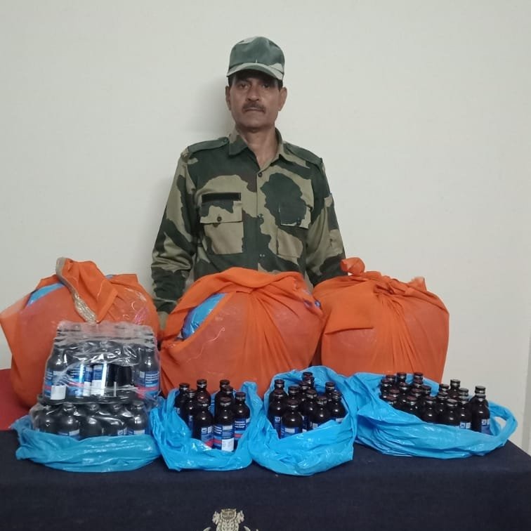 BSF_Tripura's tweet photo. As part of continuous endeavour to keep the #IndiaBangladesh international border crime-free, vigilant troops of #BSF #Tripura  seized 35.3 kgs Ganja, 337 btls Phensedyl syrup &amp; other contraband items worth ₹ 17,71,100/-&amp; 1320/- BD Taka.

#FirstLineOfDefence 
#GuardiansOfBorder https://t.co/7wL90MkTTq
