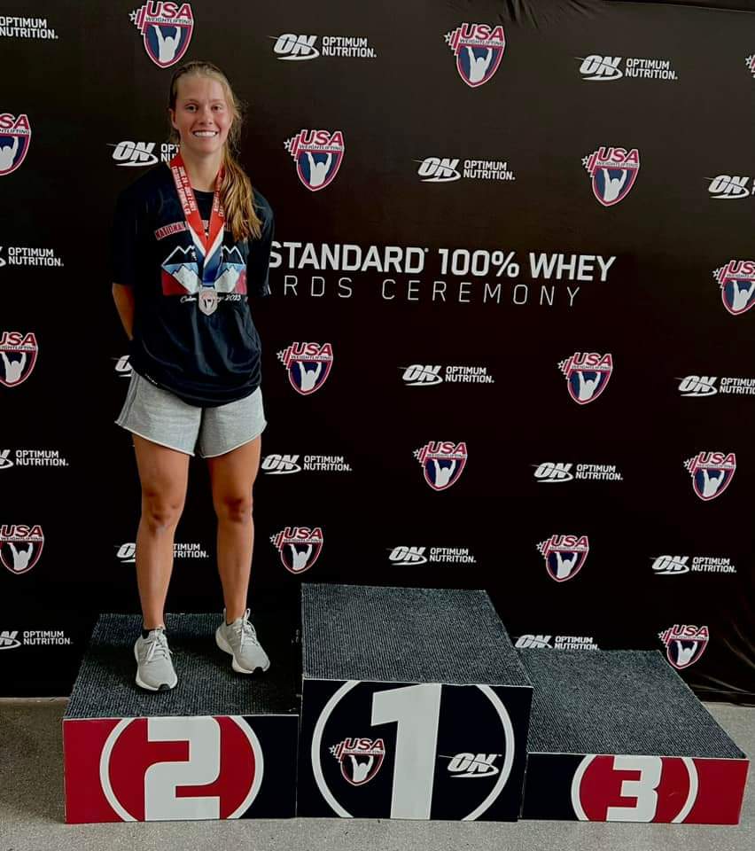 TimCole06834376's tweet photo. ⚠️⚠️Podium Alert ⚠️⚠️

Brooke lercher clean and jerk silver medal 64kg

Brooke left a lot on the platform on snatch and was in 9th place.  She made a furious comeback and barely missed bronze total with a monster 71 kg clean and jerk attempt.
#lebanonbarbellclub https://t.co/LQnUx1DCOH