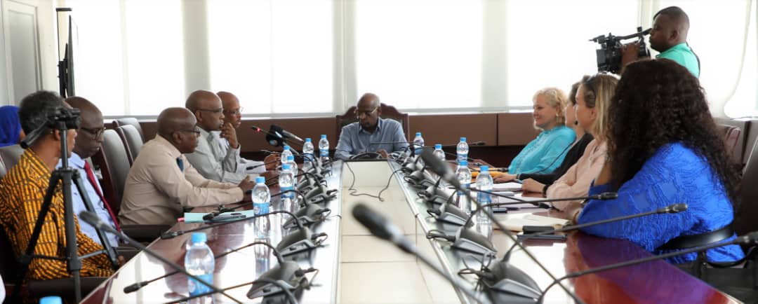 BeateDastel's tweet photo. Félicitations à SEM @A_Kamil_Mohamed, Premier Ministre et SEM @RoblehDr du @MinSantedj pour la signature de la feuille de route du financement de la vaccination!

Merci aux partenaires de l'alliance du vaccin @gavi @MaphosaThabani @UNICEFDjibouti @WHODjibouti @DjiboutiIom https://t.co/1p1CkSdkaQ