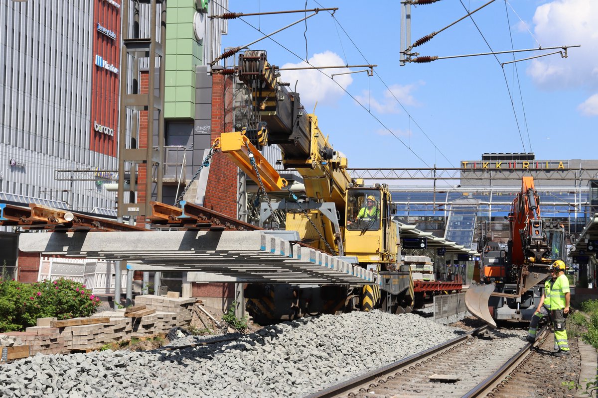 Vaativaa työtä keskellä vilkasta liikennettä. Tikkurilan uuden vaihteen V 243 asennus 28.6.2023.