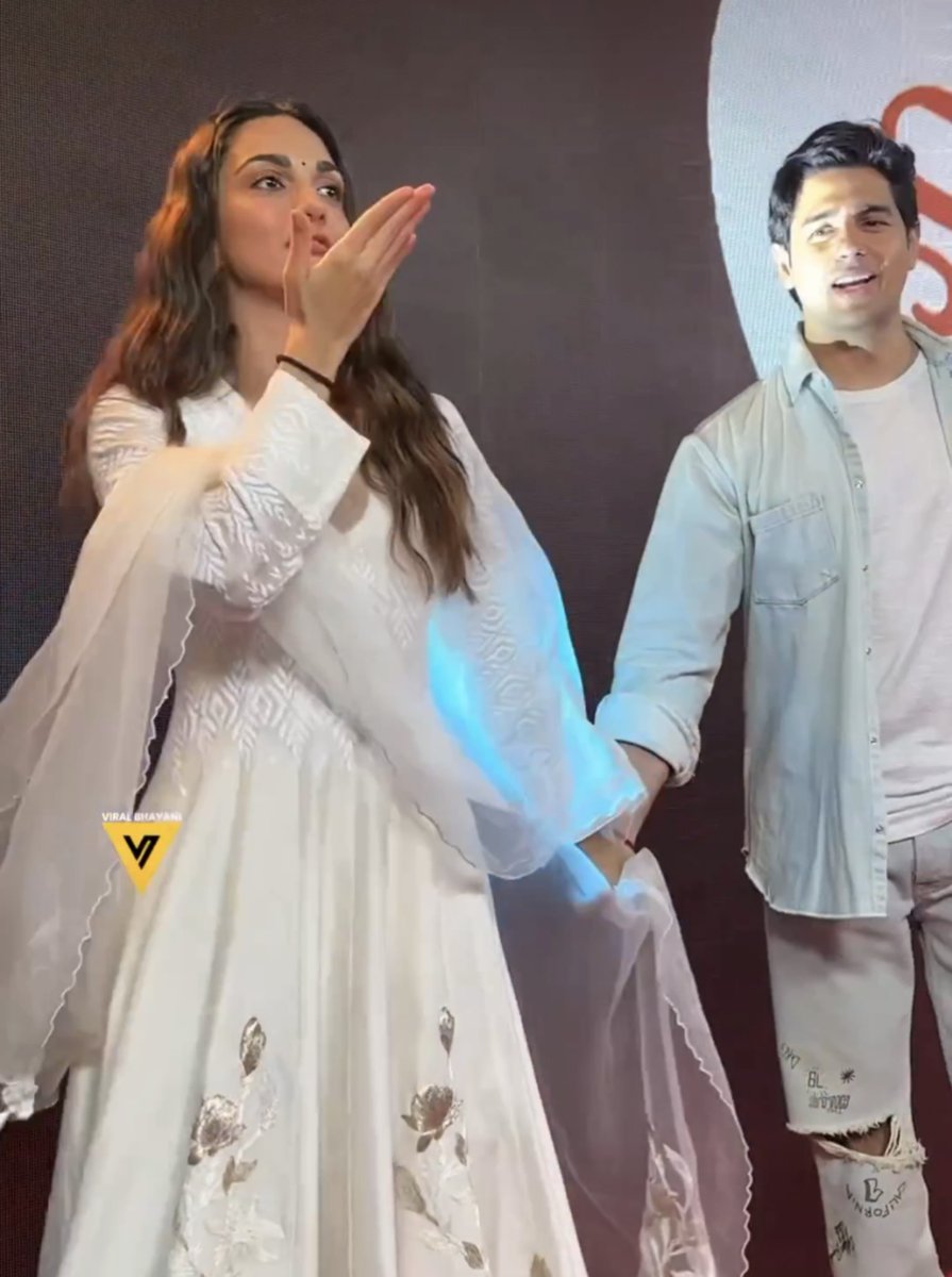 That hand hold 🥺🤍