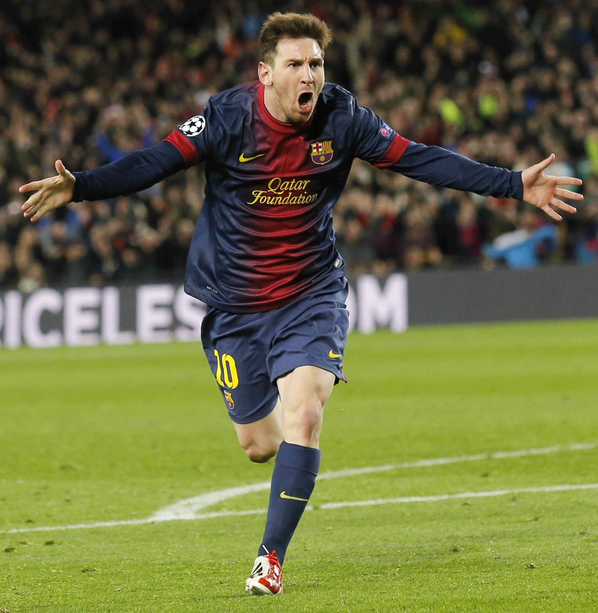 ActuFoot_'s tweet image. Qui de Lionel Messi 🇦🇷 2012 ou de Cristiano Ronaldo 🇵🇹 2017 vous a le plus impressionné ? 👇