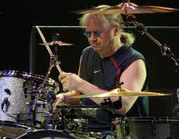 DavidPraDino's tweet photo. #aDayLikeToday by #EraDinosaurio
1948 Hoy cumple años un músico famoso por ser el único miembro de Deep Purple que ha participado en todas sus formaciones
Felices 75 Ian Paice, uno de los bateristas mas influyentes en la historia del Rock
#IanPace #DeepPurple https://t.co/2w8nZWhV6u
