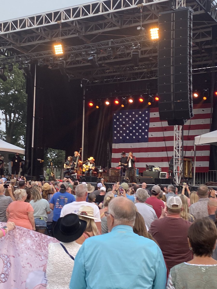 firejarret's tweet photo. @JStrattonKCCI Holy cow you were sitting few rows behind me! What a great show https://t.co/xUfz7mHmxB
