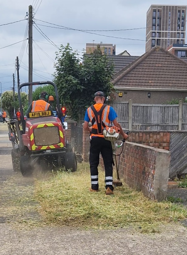 Our ground maintenance crews have been out across the borough again this week, cutting grass to keep #Havering looking neat & tidy orlo.uk/5BLjd