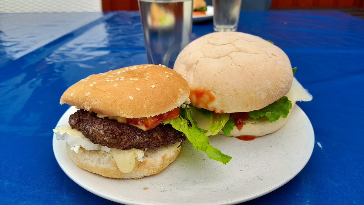 #DinnerIsServed: spontaneously homemade #burgers on the fly! And it's pretty darn #delicious if I may say so myself! 😋