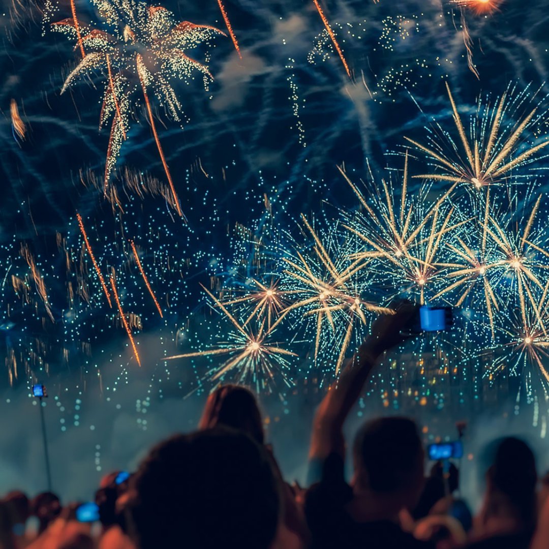 Don’t miss the FREE #LetFreedomSing! Music City #July4th event in Downtown #Nashville. 🎆 Enjoy live music from Brad Paisley and other amazing artists. 🎸 And watch the sky light up with one of the country’s biggest fireworks shows! 
Book your suite 👉 hil.tn/8zqjzz