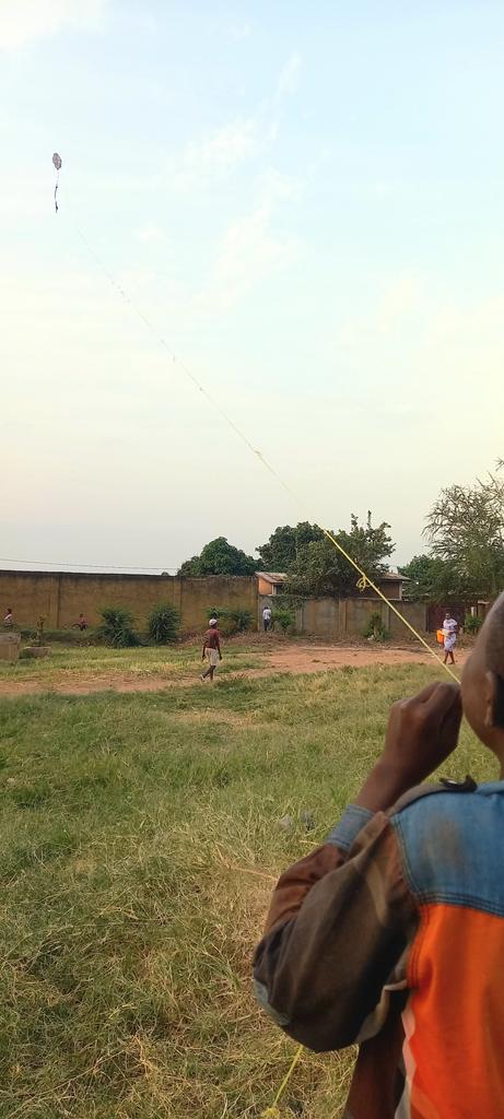 Les futurs dronemasters... l'enfance🤗 jeu de Cerf volant...
@yigenga 
@ngendapatrick