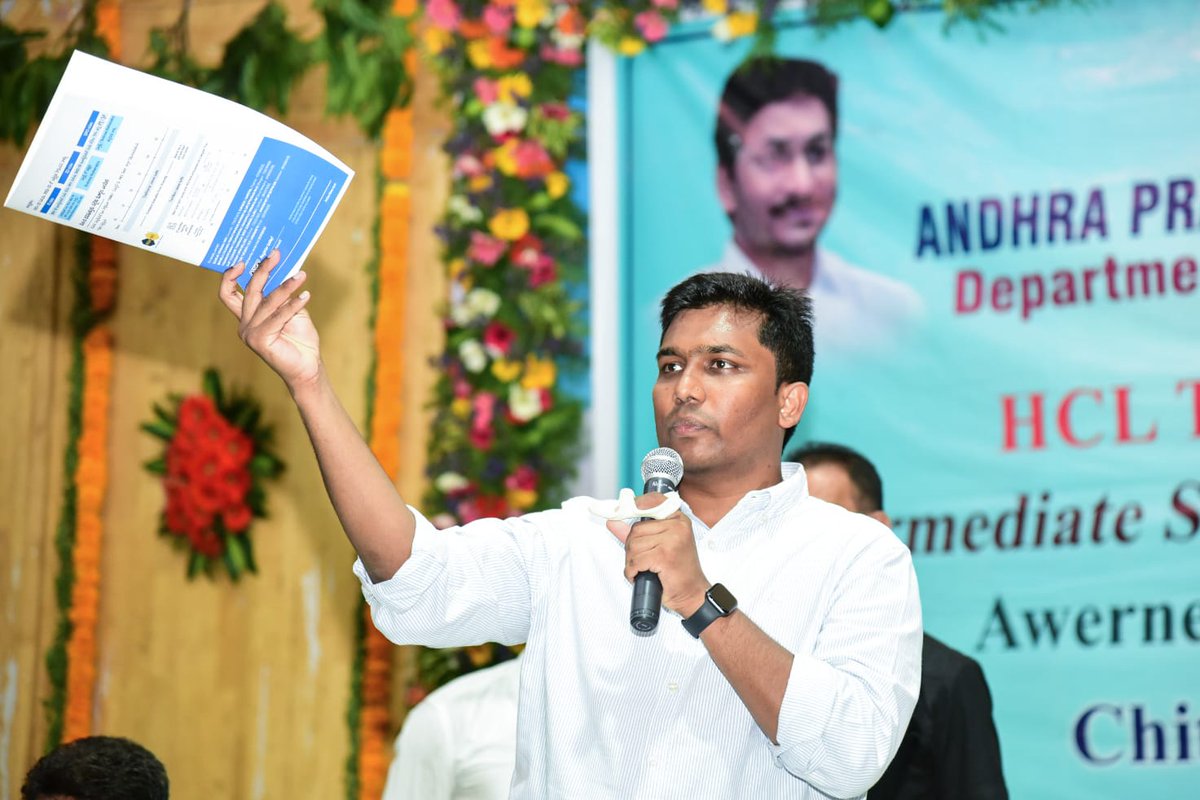 CollectorC72819's tweet photo. చిత్తూరు జూన్ 28: చిత్తూరు లోని  నాగయ్య కళాక్షేత్రం లో  ఆంధ్రప్రదేశ్ రాష్ట్ర స్కిల్ డెవలప్మెంట్ &amp; ట్రైనింగ్ మరియు డి.ఆర్.డి. ఏ శాఖ వారు హెచ్.సి.ఎల్.టెక్ బి  గురించి   పిల్లలు మరియు వారి తల్లి తండ్రులతో  నిర్వహించిన  అవగాహన కార్యక్రమం లో పాల్గొన్న జిల్లా కలెక్టర్  సగిలి షన్మోహన్. https://t.co/lc62ejEDAJ