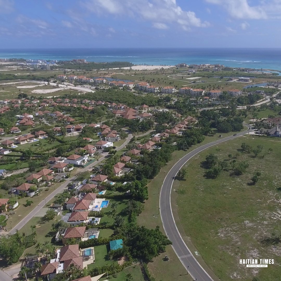 HaitianTimes_'s tweet photo. #DistantNeighbors | Many Haitians have managed to carve out a comfortable existence in the DR. With their professional backgrounds, formal education &amp; some financial means; they can earn a living working for local enterprises or in their own businesses. https://t.co/4lsO3iK7O3 https://t.co/Z8oUpIzS13