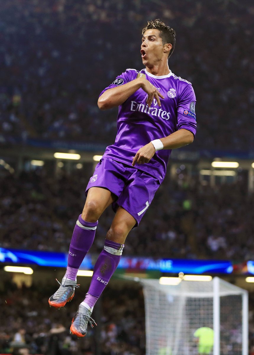 ActuFoot_'s tweet image. Qui de Lionel Messi 🇦🇷 2012 ou de Cristiano Ronaldo 🇵🇹 2017 vous a le plus impressionné ? 👇