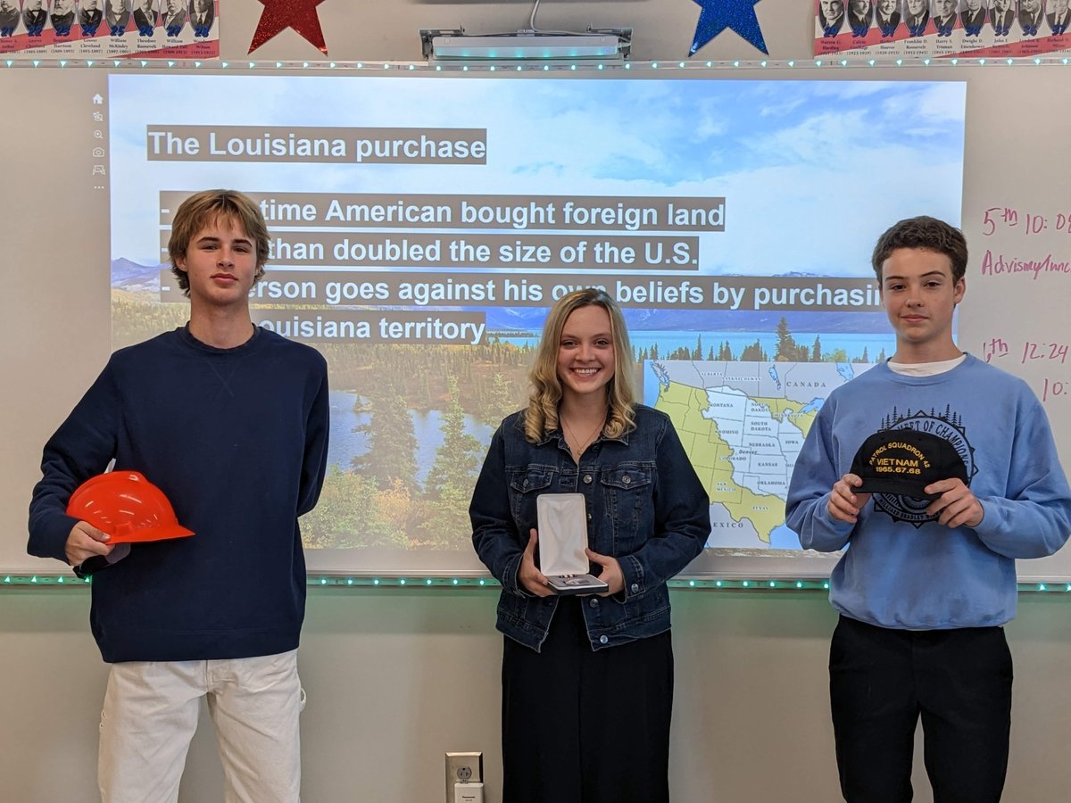 lexschoolsoh's tweet photo. 🎉 Kudos to Mrs. Rice's BGSU American History classes! Their year-long capstone project delved into "What Defines us as Americans?" 🇺🇸 From thesis to research papers and personal artifacts, these Minutemen excelled! Well done! 👏 #GoBigLEX https://t.co/pd0eVbLZEv