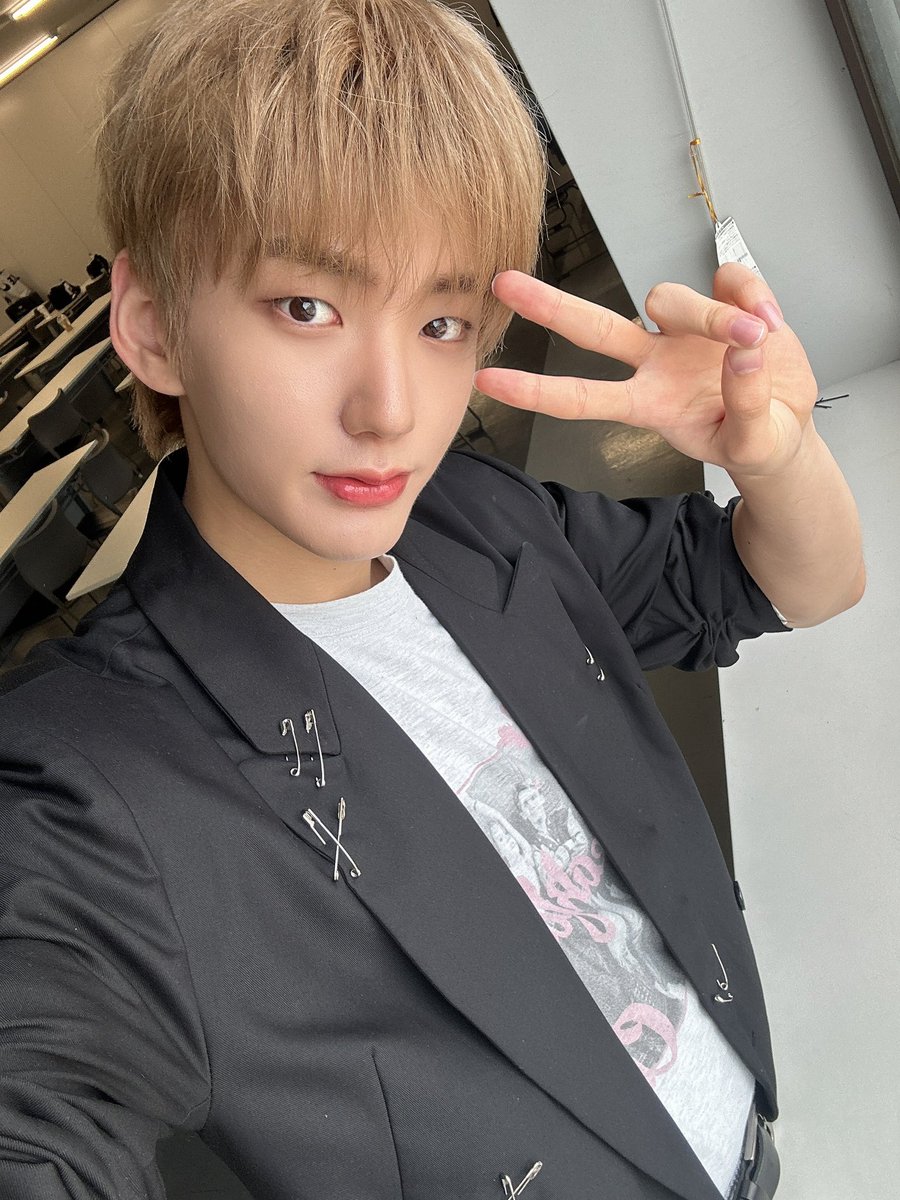 [HWON👑]

<모기야 제발 부탁이야 응?>

훤이와 함께 보는 한강✨
함께해 주셔서 감사합니다🖤

#KINGDOM #킹덤 #HWON #훤 #위버스라이브