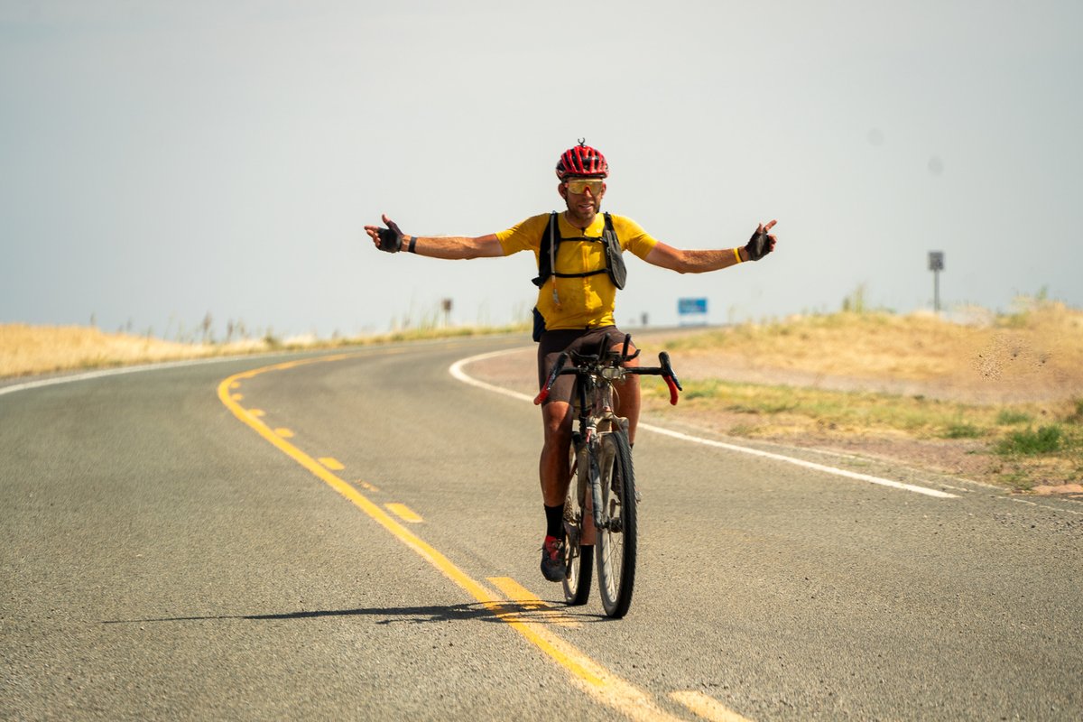 Ulrich's kit list for Tour Divide 2023 was certainly minimalist, sparing no grams for unnecessary baggage. Riding 4,300km with no sleeping bag, Ulrich finished in first place after 14 days, 3 hours and 23 minutes. 
apidura.com/kitgrids/ulric…