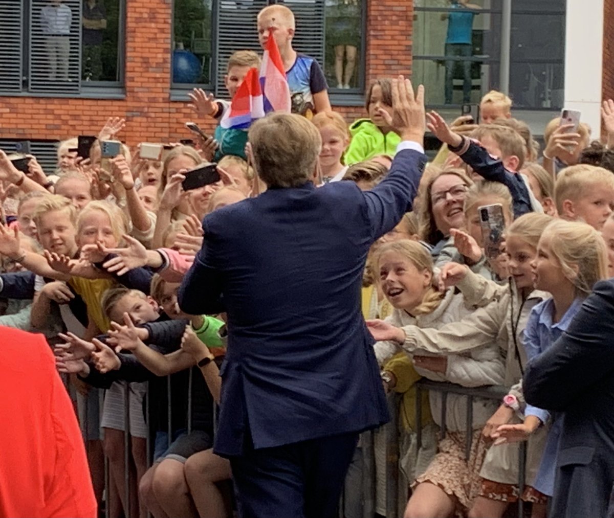 vanHijum's tweet photo. Koning Willem-Alexander bracht vandaag een uitgebreid bezoek aan Twente, samen met minister @HankeBruinsSlot. Goede gesprekken over onderwijs en arbeidsmarkt in de regio en over weerbaar &amp; integer openbaar bestuur. https://t.co/QwGRCg1cHd