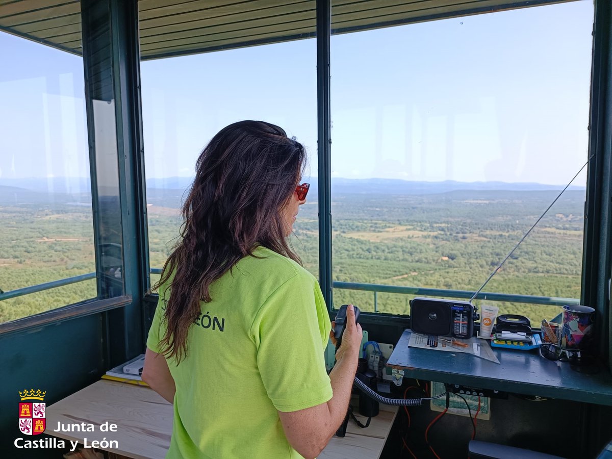 naturalezacyl's tweet photo. Asomados a lo alto de los distintos puestos que hay en #CastillayLeón, los vigilantes de incendios son los primeros en detectar humo o cualquier indicio de #IIFF 🔥

📸 Desde el puesto de Sagallos se controla gran parte de noroeste de #Zamora https://t.co/3ePVLmQiAd