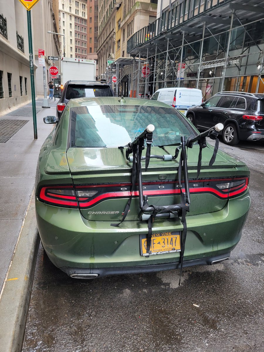 placardabuse's tweet image. Nice how this #PlacardPerp tucked this strap into the frame so that it obstructs their license plate, isn't it @NYCSanitation?

#CultureOfCorruption