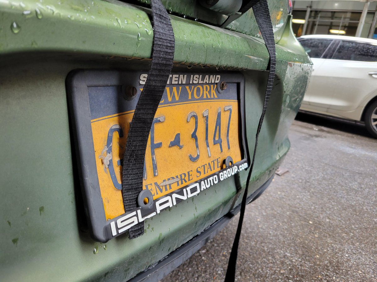 placardabuse's tweet image. Nice how this #PlacardPerp tucked this strap into the frame so that it obstructs their license plate, isn't it @NYCSanitation?

#CultureOfCorruption