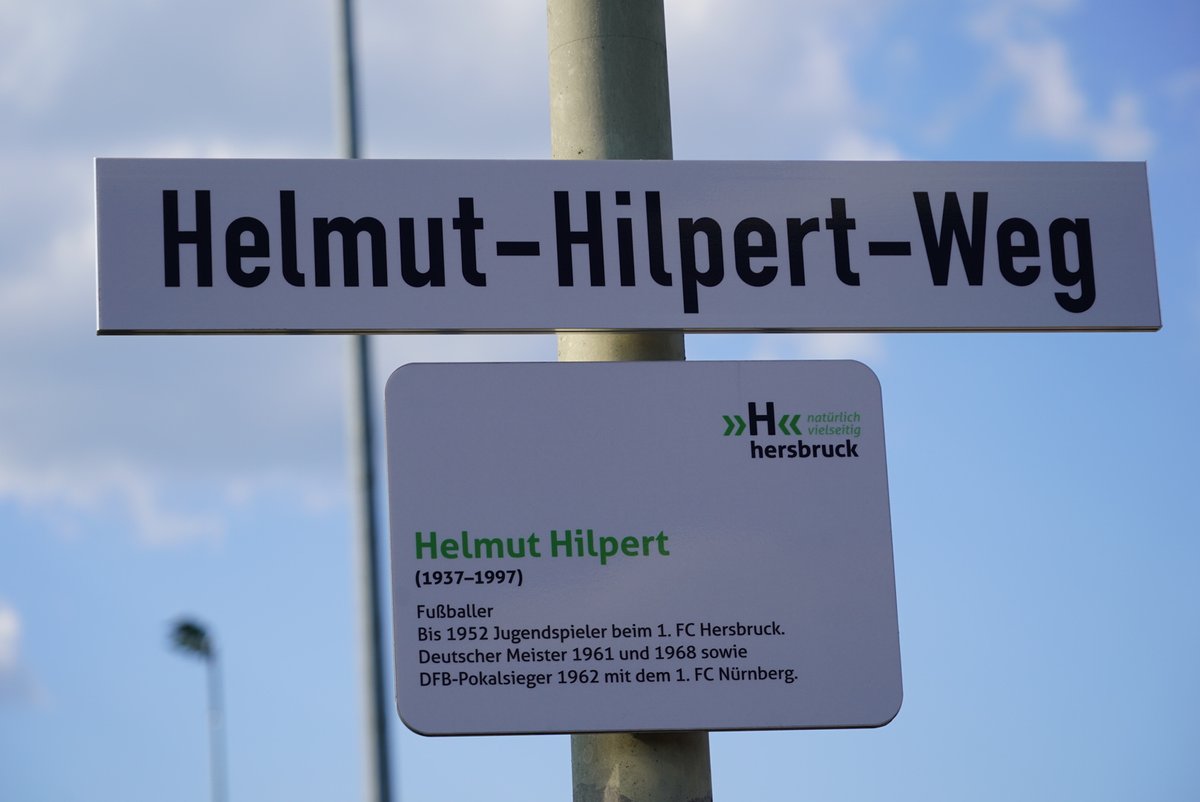 1_fc_nuernberg's tweet photo. Bevor hier in Hersbruck gleich der Ball rollt, wurde der Zufahrtsweg zum Sportgelände feierlich in den Helmut-Hilpert-Weg umbenannt. 🙏
Helmut #Hilpert wurde mit dem Club zwei Mal Deutscher Meister (1961, 1968) und gewann 1962 den DFB-Pokal. 🏆
#fcn https://t.co/HeAKNgslUC