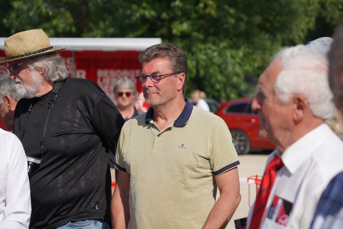 1_fc_nuernberg's tweet photo. Bevor hier in Hersbruck gleich der Ball rollt, wurde der Zufahrtsweg zum Sportgelände feierlich in den Helmut-Hilpert-Weg umbenannt. 🙏
Helmut #Hilpert wurde mit dem Club zwei Mal Deutscher Meister (1961, 1968) und gewann 1962 den DFB-Pokal. 🏆
#fcn https://t.co/HeAKNgslUC