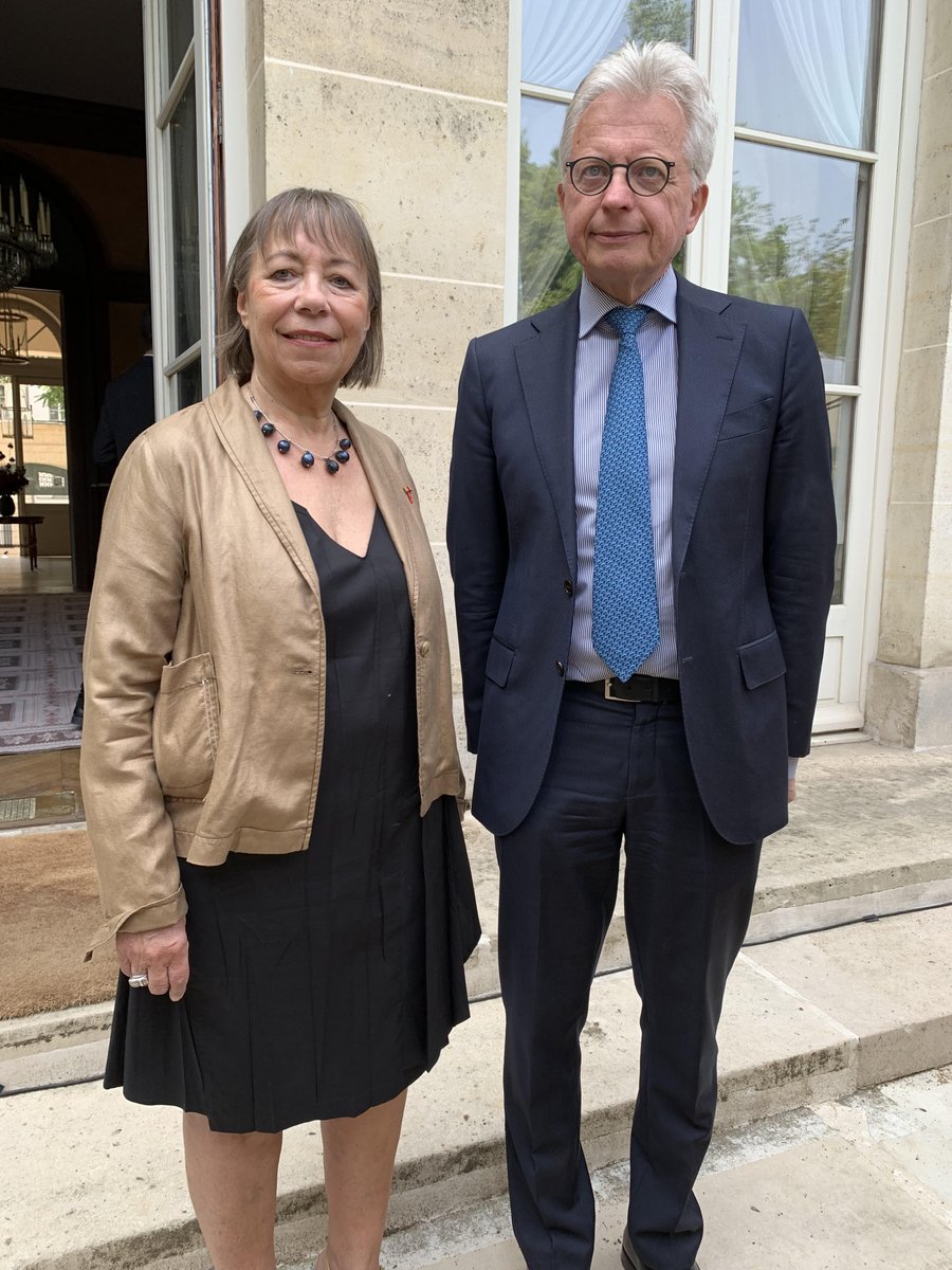 AmbDEenFR's tweet photo. Hommage et reconnaissance: Christiane Deussen a dirigé pendant plus de deux décennies la Maison Heinrich Heine à la @ciup_fr. Son programme culturel exceptionnel a rayonné bien au-delà de Paris. Nous lui avons fait mercredi des adieux dignes à la hauteur de son engagement. https://t.co/T6DU0eIzI6