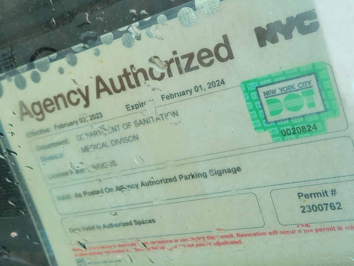 placardabuse's tweet image. Nice how this #PlacardPerp tucked this strap into the frame so that it obstructs their license plate, isn't it @NYCSanitation?

#CultureOfCorruption