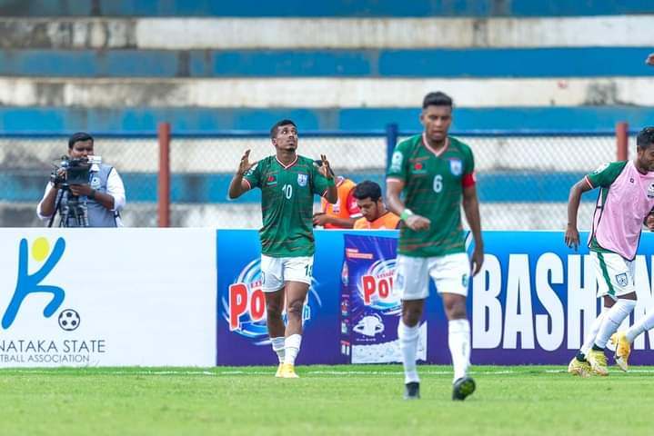 md_rifatgazi10's tweet photo. Alhamdulillah 🇧🇩⚽️♥️
Congratulations Team Bangladesh 🇧🇩❤️

𝗙𝗨𝗟𝗟-𝗧𝗜𝗠𝗘 | Bangladesh 🇧🇩 3 - 1 🇧🇹 Bhutan

After 14 years, Bangladesh reached the semi-finals of the SAFF Championship.👏🏻🤩

#SAFFChampionship2023 | #BFL | #BANBHU
#winnerteam 
#SM7
#SAFFCHAMPIONSHIP 
#Bangladesh https://t.co/uW12HXMR4E